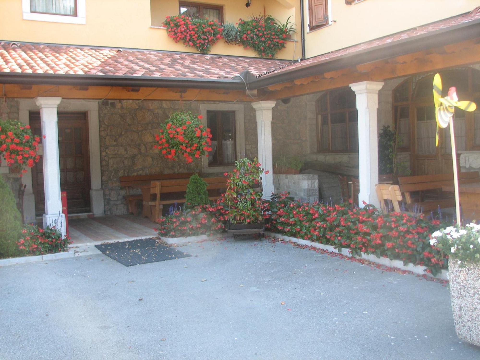 Guest House Pod Slavnikom Podgorje  Kültér fotó